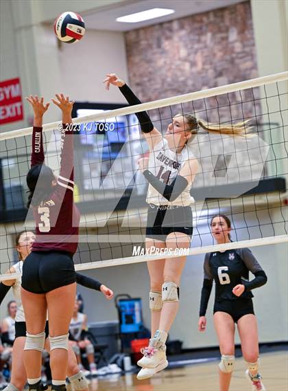 Thumbnail 3 in Davenport vs. Calallen (UIL 4A Regional Semi-Final) photogallery.