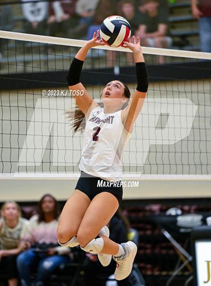 Thumbnail 1 in Davenport vs. Calallen (UIL 4A Regional Semi-Final) photogallery.