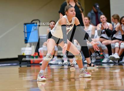 Thumbnail 3 in Davenport vs. Calallen (UIL 4A Regional Semi-Final) photogallery.