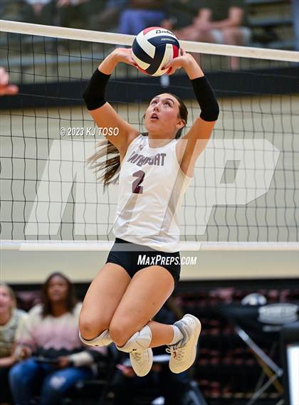 Thumbnail 3 in Davenport vs. Calallen (UIL 4A Regional Semi-Final) photogallery.