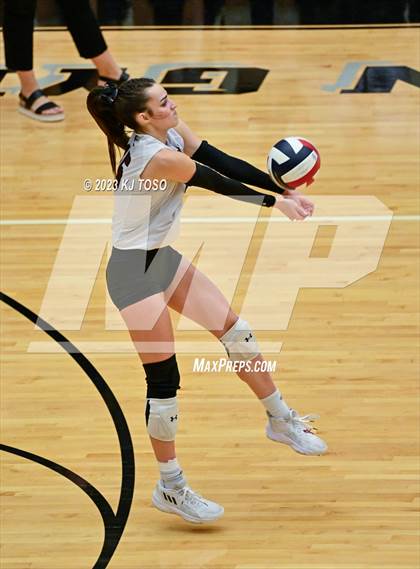 Thumbnail 1 in Davenport vs. Calallen (UIL 4A Regional Semi-Final) photogallery.