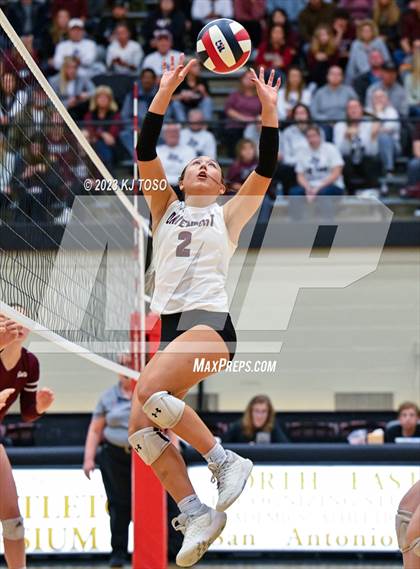 Thumbnail 2 in Davenport vs. Calallen (UIL 4A Regional Semi-Final) photogallery.