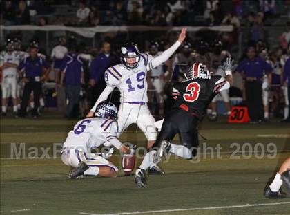 Thumbnail 2 in Hart vs. Valencia photogallery.