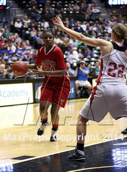 Thumbnail 1 in Maize vs. South (KSHSAA 6A Final) photogallery.