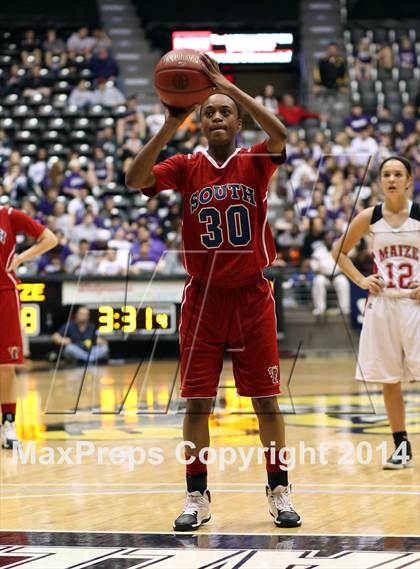 Thumbnail 2 in Maize vs. South (KSHSAA 6A Final) photogallery.