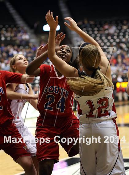 Thumbnail 1 in Maize vs. South (KSHSAA 6A Final) photogallery.
