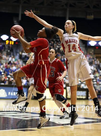 Thumbnail 1 in Maize vs. South (KSHSAA 6A Final) photogallery.