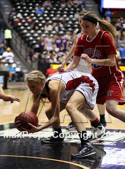 Thumbnail 1 in Maize vs. South (KSHSAA 6A Final) photogallery.
