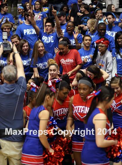 Thumbnail 1 in Maize vs. South (KSHSAA 6A Final) photogallery.