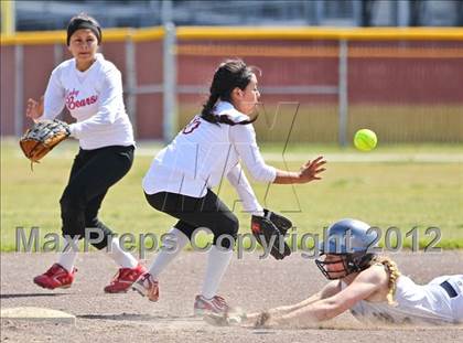 Thumbnail 3 in Arvin vs Frazier Mountain (Mira Monte Invitational) photogallery.