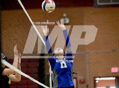Thumbnail 2 in Salpointe Catholic vs. Mesquite photogallery.