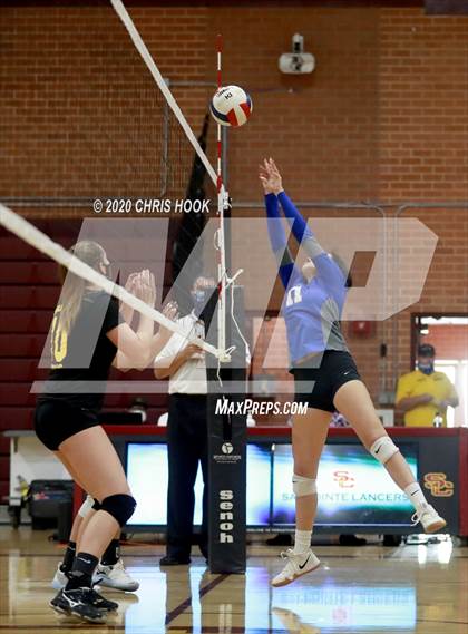 Thumbnail 2 in Salpointe Catholic vs. Mesquite photogallery.