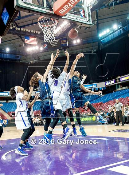 Thumbnail 3 in Sacramento vs. Elk Grove (CIF NorCal Regional D2 Final) photogallery.