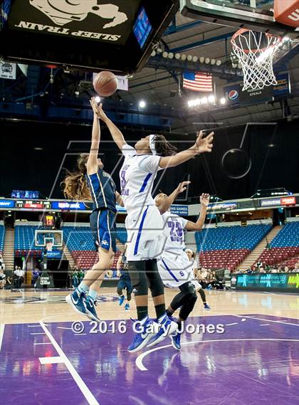 Thumbnail 3 in Sacramento vs. Elk Grove (CIF NorCal Regional D2 Final) photogallery.