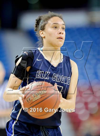 Thumbnail 2 in Sacramento vs. Elk Grove (CIF NorCal Regional D2 Final) photogallery.