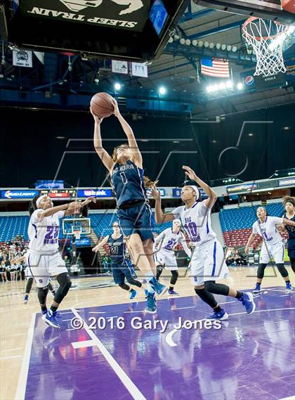 Thumbnail 3 in Sacramento vs. Elk Grove (CIF NorCal Regional D2 Final) photogallery.