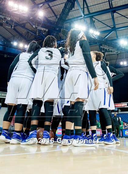 Thumbnail 2 in Sacramento vs. Elk Grove (CIF NorCal Regional D2 Final) photogallery.