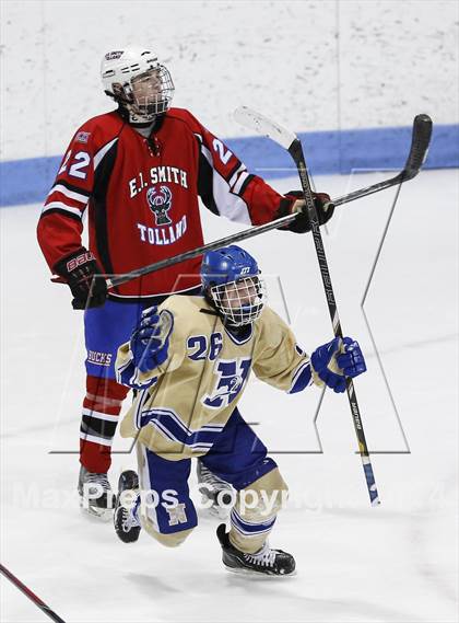 Thumbnail 3 in Newtown vs. E.O. Smith/Tolland (CIAC Division III Final) photogallery.