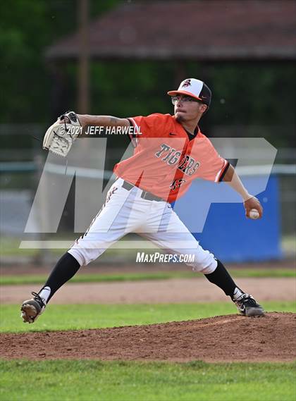 Thumbnail 2 in Washington vs. Mayfield (OHSAA D1 District Fiinal) photogallery.