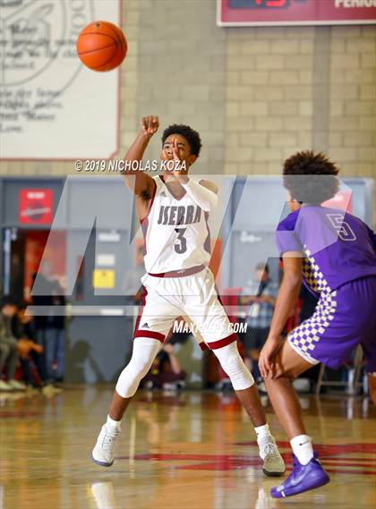 Thumbnail 3 in St. Augustine vs. JSerra Catholic (Nike Extravaganza) photogallery.