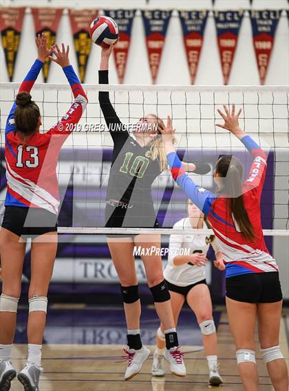 Thumbnail 3 in Maria Carrillo vs. Clayton Valley Charter photogallery.