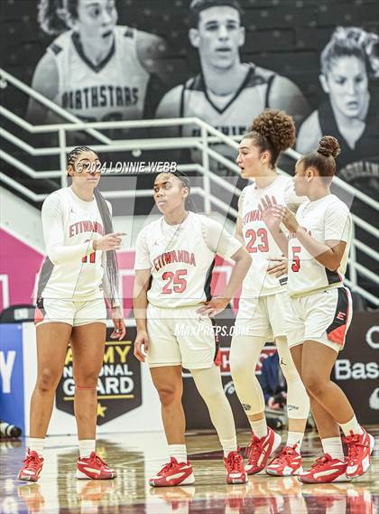 Thumbnail 2 in Etiwanda vs. Sidwell Friends (Spalding Hoophall Classic) photogallery.