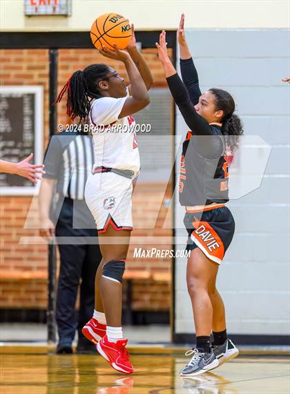 Thumbnail 1 in Davie vs Thomasville (Ledford Christmas Classic) photogallery.