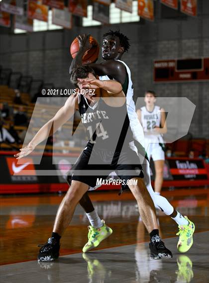 Thumbnail 2 in Servite vs. Fairmont Prep (Mater Dei Extravaganza) photogallery.