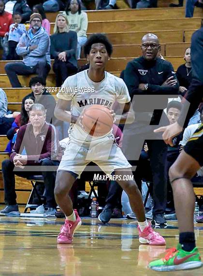 Thumbnail 3 in St. Anthony's vs. Southampton (New York Holiday Invitational) photogallery.