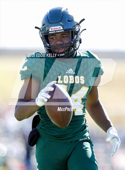 Thumbnail 3 in Ryan vs. Longview (UIL 5A Division 1 Regional Semifinal) photogallery.