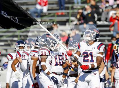 Thumbnail 1 in Ryan vs. Longview (UIL 5A Division 1 Regional Semifinal) photogallery.