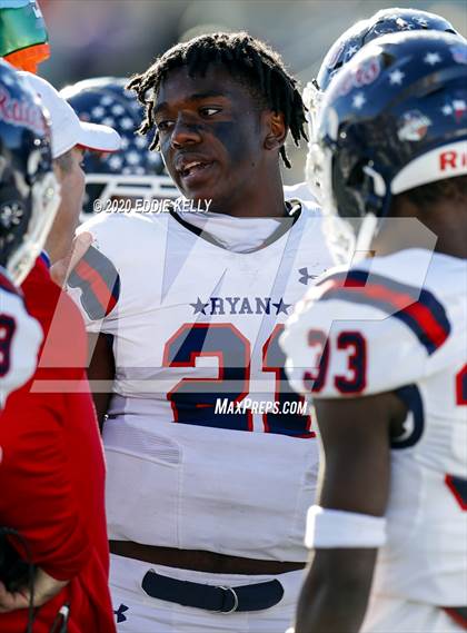 Thumbnail 1 in Ryan vs. Longview (UIL 5A Division 1 Regional Semifinal) photogallery.