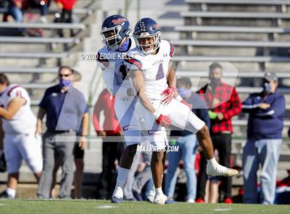 Thumbnail 1 in Ryan vs. Longview (UIL 5A Division 1 Regional Semifinal) photogallery.
