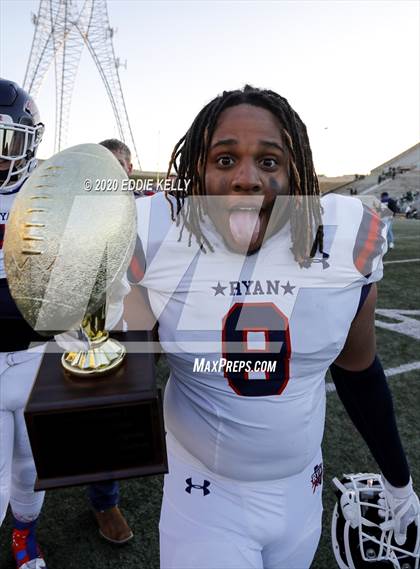 Thumbnail 3 in Ryan vs. Longview (UIL 5A Division 1 Regional Semifinal) photogallery.