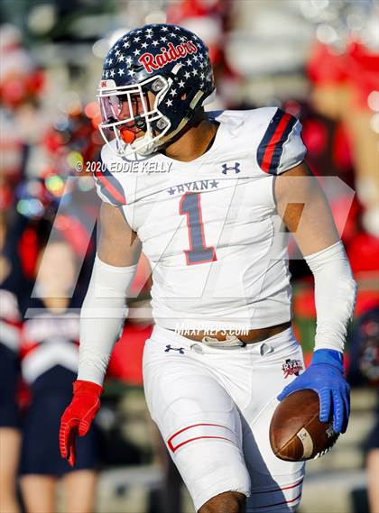 Thumbnail 3 in Ryan vs. Longview (UIL 5A Division 1 Regional Semifinal) photogallery.
