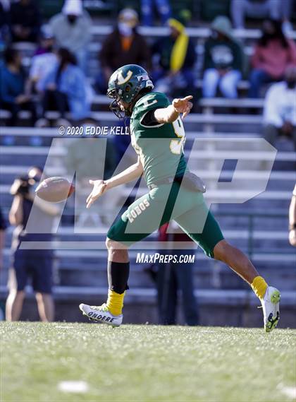 Thumbnail 2 in Ryan vs. Longview (UIL 5A Division 1 Regional Semifinal) photogallery.