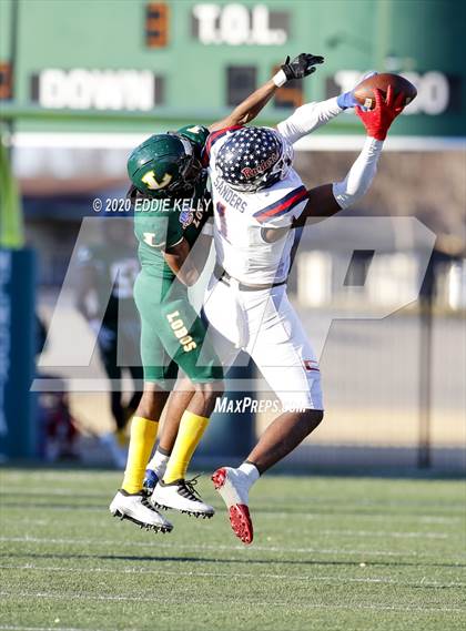 Thumbnail 1 in Ryan vs. Longview (UIL 5A Division 1 Regional Semifinal) photogallery.