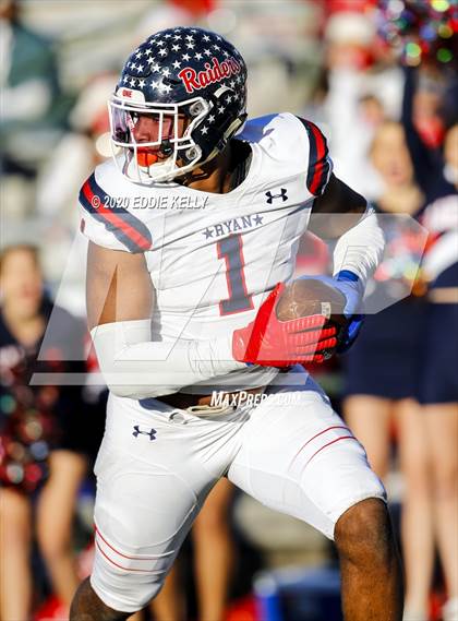Thumbnail 2 in Ryan vs. Longview (UIL 5A Division 1 Regional Semifinal) photogallery.