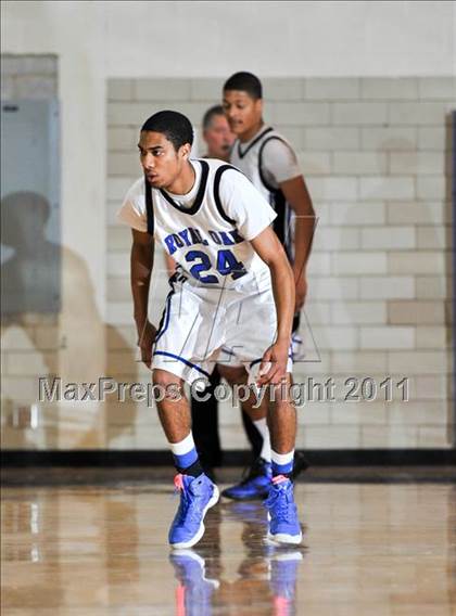 Thumbnail 2 in Farmington vs. Royal Oak photogallery.
