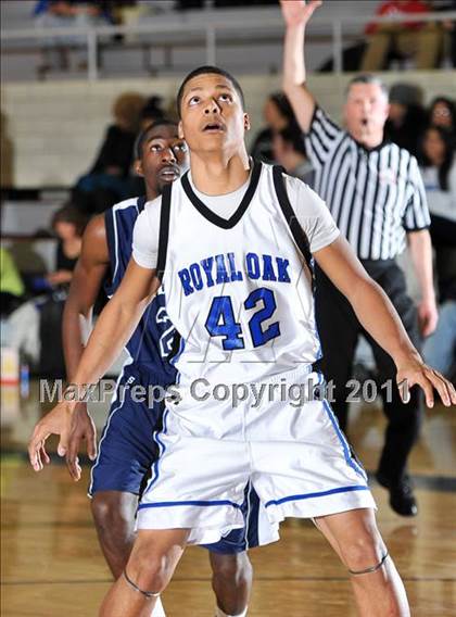 Thumbnail 2 in Farmington vs. Royal Oak photogallery.