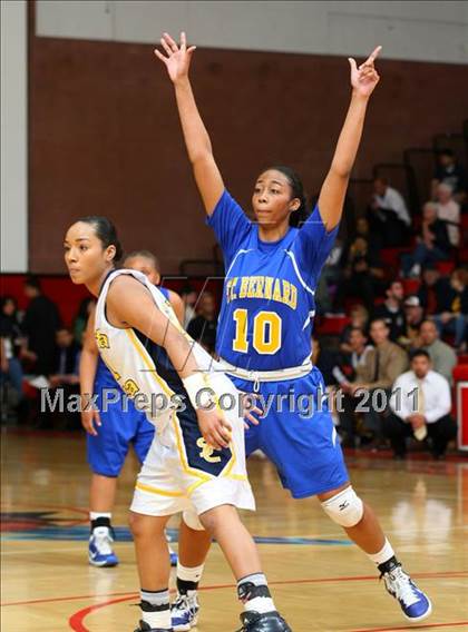 Thumbnail 1 in Santa Clara vs. St. Bernard (CIF SoCal D5 Regional Final) photogallery.