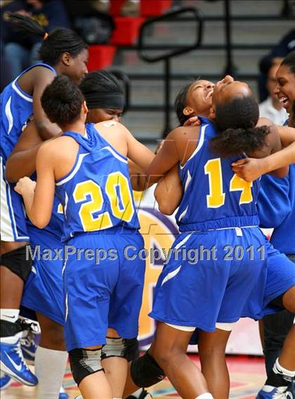 Thumbnail 2 in Santa Clara vs. St. Bernard (CIF SoCal D5 Regional Final) photogallery.