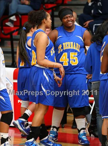 Thumbnail 3 in Santa Clara vs. St. Bernard (CIF SoCal D5 Regional Final) photogallery.