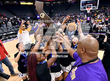 Thumbnail 2 in La Salle vs. Oakland Tech (CIF State D3 Final) photogallery.