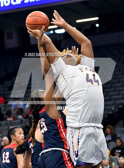 Thumbnail 3 in La Salle vs. Oakland Tech (CIF State D3 Final) photogallery.