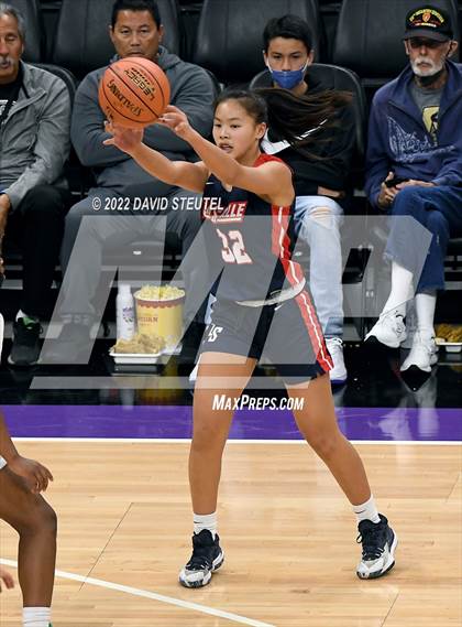 Thumbnail 1 in La Salle vs. Oakland Tech (CIF State D3 Final) photogallery.