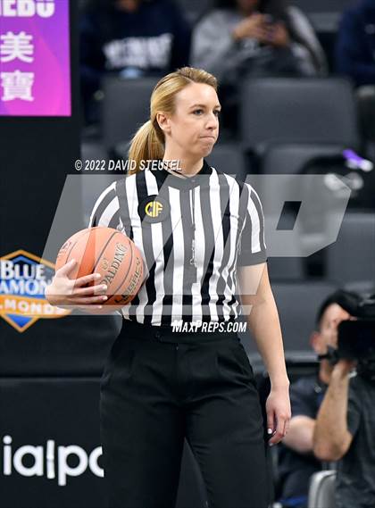 Thumbnail 3 in La Salle vs. Oakland Tech (CIF State D3 Final) photogallery.