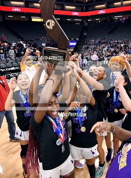 Thumbnail 3 in La Salle vs. Oakland Tech (CIF State D3 Final) photogallery.