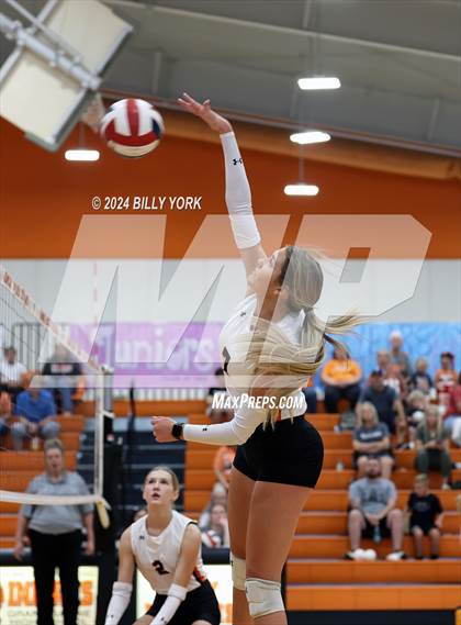Thumbnail 2 in Grand Saline vs Eustace photogallery.
