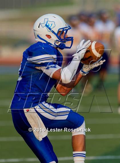 Thumbnail 2 in Liberty Hill vs La Vernia photogallery.